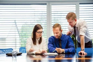 Abogada de familia asesorando a una pareja en proceso de divorcio express en Ponferrada.