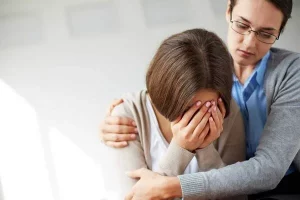 Abogada de familia asesorando a una víctima de violencia de género sobre la solicitud de una orden de alejamiento en Ponferrada.