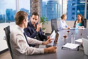 Abogada asesorando a una pareja de hecho en Ponferrada sobre sus derechos y obligaciones legales.