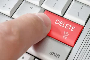 Ilustración que representa el derecho al olvido: una persona borrando o suprimendo sus datos personales digitales en un entorno de internet.